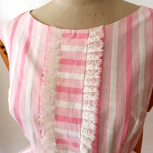 Charger l'image dans la galerie, 1950s 1960s - Adorable Pink Stripes Cotton Dress - W28 (72cm)