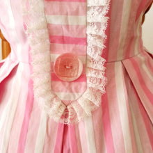 Charger l'image dans la galerie, 1950s 1960s - Adorable Pink Stripes Cotton Dress - W28 (72cm)