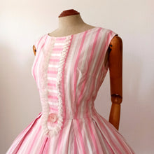 Charger l'image dans la galerie, 1950s 1960s - Adorable Pink Stripes Cotton Dress - W28 (72cm)