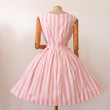Charger l'image dans la galerie, 1950s 1960s - Adorable Pink Stripes Cotton Dress - W28 (72cm)