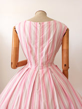 Charger l'image dans la galerie, 1950s 1960s - Adorable Pink Stripes Cotton Dress - W28 (72cm)