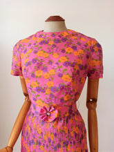 Charger l'image dans la galerie, 1960s - Adorable Pink Floral Dress - W27 (68cm)