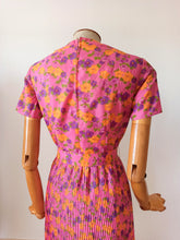 Charger l'image dans la galerie, 1960s - Adorable Pink Floral Dress - W27 (68cm)