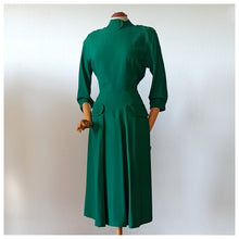 Charger l'image dans la galerie, 1940s - Extremely Elegant Glorious Green Rayon Crepe Dress - W27.5 (70cm)