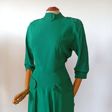 Charger l'image dans la galerie, 1940s - Extremely Elegant Glorious Green Rayon Crepe Dress - W27.5 (70cm)