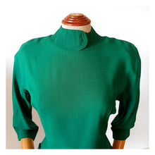 Charger l'image dans la galerie, 1940s - Extremely Elegant Glorious Green Rayon Crepe Dress - W27.5 (70cm)