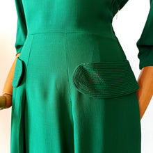 Charger l'image dans la galerie, 1940s - Extremely Elegant Glorious Green Rayon Crepe Dress - W27.5 (70cm)