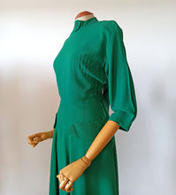 Charger l'image dans la galerie, 1940s - Extremely Elegant Glorious Green Rayon Crepe Dress - W27.5 (70cm)