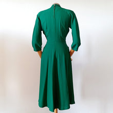 Charger l'image dans la galerie, 1940s - Extremely Elegant Glorious Green Rayon Crepe Dress - W27.5 (70cm)
