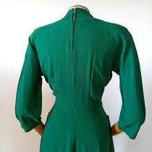 Charger l'image dans la galerie, 1940s - Extremely Elegant Glorious Green Rayon Crepe Dress - W27.5 (70cm)
