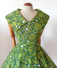 Charger l'image dans la galerie, 1950s - Stunning Abstract Green Cotton Linen Dress - W28.5 (72cm)
