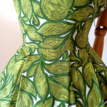 Charger l'image dans la galerie, 1950s - Stunning Abstract Green Cotton Linen Dress - W28.5 (72cm)