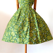 Charger l'image dans la galerie, 1950s - Stunning Abstract Green Cotton Linen Dress - W28.5 (72cm)