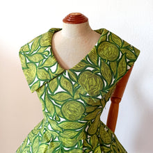 Charger l'image dans la galerie, 1950s - Stunning Abstract Green Cotton Linen Dress - W28.5 (72cm)