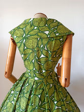 Charger l'image dans la galerie, 1950s - Stunning Abstract Green Cotton Linen Dress - W28.5 (72cm)