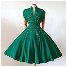 Charger l'image dans la galerie, 1950s - Spectacular Emerald Green Taffeta Dress - W27 (68cm)