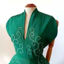 Charger l'image dans la galerie, 1950s - Spectacular Emerald Green Taffeta Dress - W27 (68cm)