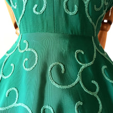 Charger l'image dans la galerie, 1950s - Spectacular Emerald Green Taffeta Dress - W27 (68cm)