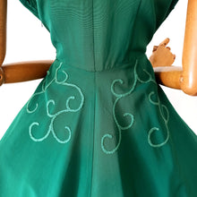 Charger l'image dans la galerie, 1950s - Spectacular Emerald Green Taffeta Dress - W27 (68cm)