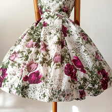 Charger l'image dans la galerie, 1950s - Adorable French Floral Buckle Back Dress - W27.5 (70cm)