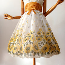 Charger l'image dans la galerie, 1950s 1960s - ILGUW, USA - Outstanding Beauty Sunflowers Organza Dress - W27 (68cm)