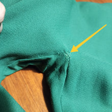 Charger l'image dans la galerie, 1940s - Extremely Elegant Glorious Green Rayon Crepe Dress - W27.5 (70cm)