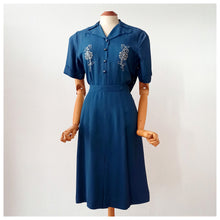 Cargar imagen en el visor de la galería, 1940s - Gorgeous Royal Blue Embroidery Rayon Dress - W30 (76cm)