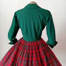 Charger l'image dans la galerie, 1950s - USA - Fabulous Xmas Spirit Green Tartan Cotton Dress - W27 (68cm)