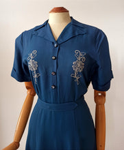 Cargar imagen en el visor de la galería, 1940s - Gorgeous Royal Blue Embroidery Rayon Dress - W30 (76cm)