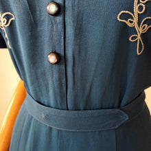 Cargar imagen en el visor de la galería, 1940s - Gorgeous Royal Blue Embroidery Rayon Dress - W30 (76cm)