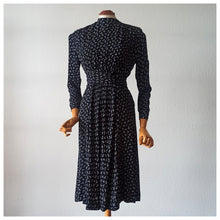 Cargar imagen en el visor de la galería, 1940s - Exquisite Black Printed Bows Rayon Crepe Dress - W27.5 (70cm)