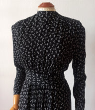 Cargar imagen en el visor de la galería, 1940s - Exquisite Black Printed Bows Rayon Crepe Dress - W27.5 (70cm)