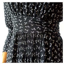 Cargar imagen en el visor de la galería, 1940s - Exquisite Black Printed Bows Rayon Crepe Dress - W27.5 (70cm)