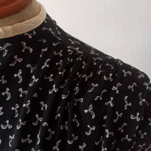 Cargar imagen en el visor de la galería, 1940s - Exquisite Black Printed Bows Rayon Crepe Dress - W27.5 (70cm)