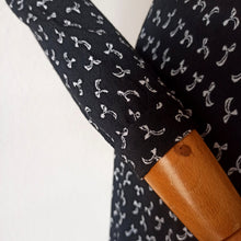 Cargar imagen en el visor de la galería, 1940s - Exquisite Black Printed Bows Rayon Crepe Dress - W27.5 (70cm)