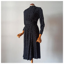 Cargar imagen en el visor de la galería, 1940s - Exquisite Black Printed Bows Rayon Crepe Dress - W27.5 (70cm)