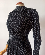 Cargar imagen en el visor de la galería, 1940s - Exquisite Black Printed Bows Rayon Crepe Dress - W27.5 (70cm)