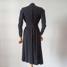 Cargar imagen en el visor de la galería, 1940s - Exquisite Black Printed Bows Rayon Crepe Dress - W27.5 (70cm)