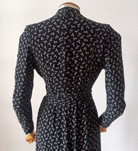 Cargar imagen en el visor de la galería, 1940s - Exquisite Black Printed Bows Rayon Crepe Dress - W27.5 (70cm)