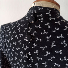Cargar imagen en el visor de la galería, 1940s - Exquisite Black Printed Bows Rayon Crepe Dress - W27.5 (70cm)