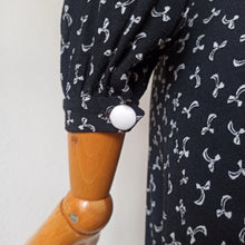 Cargar imagen en el visor de la galería, 1940s - Exquisite Black Printed Bows Rayon Crepe Dress - W27.5 (70cm)