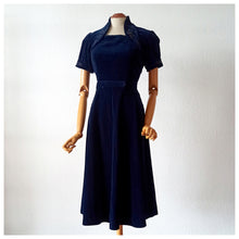 Cargar imagen en el visor de la galería, 1940s - Stunning Blue Velvet Beaded Dress - W29 (74cm)