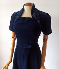 Cargar imagen en el visor de la galería, 1940s - Stunning Blue Velvet Beaded Dress - W29 (74cm)