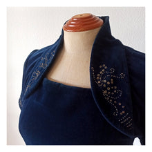 Cargar imagen en el visor de la galería, 1940s - Stunning Blue Velvet Beaded Dress - W29 (74cm)