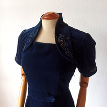 Cargar imagen en el visor de la galería, 1940s - Stunning Blue Velvet Beaded Dress - W29 (74cm)
