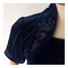 Cargar imagen en el visor de la galería, 1940s - Stunning Blue Velvet Beaded Dress - W29 (74cm)