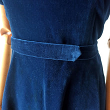 Cargar imagen en el visor de la galería, 1940s - Stunning Blue Velvet Beaded Dress - W29 (74cm)