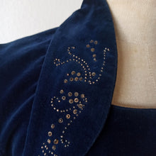 Cargar imagen en el visor de la galería, 1940s - Stunning Blue Velvet Beaded Dress - W29 (74cm)