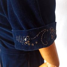 Cargar imagen en el visor de la galería, 1940s - Stunning Blue Velvet Beaded Dress - W29 (74cm)