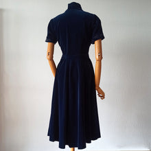 Cargar imagen en el visor de la galería, 1940s - Stunning Blue Velvet Beaded Dress - W29 (74cm)